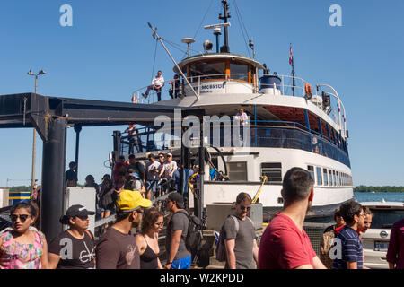 Toronto, CA - 23. Juni 2019: die Menschen an Bord der Fähre auf die Toronto Centre Island Stockfoto