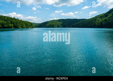 Mit Blick auf die azurblaue See Kozjak von dicht bewaldeten Hügeln im Nationalpark Plitvicer Seen in Kroatien umgeben Stockfoto