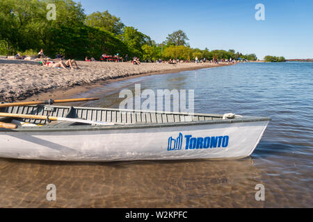 Toronto, CA - 23 Juni 2019: Kleines Boot mit Toronto City logo Verankerung in der Mitte der Insel Strand. Stockfoto