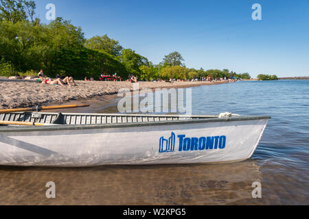 Toronto, CA - 23 Juni 2019: Kleines Boot mit Toronto City logo Verankerung in der Mitte der Insel Strand. Stockfoto