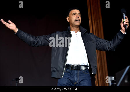 Ehemalige Leeds United footballer und Sky Sports Moderator Chris Kamara Einführung indie Band die Kaiser Chiefs vor ihrer Leistung an der hundertjährigen Feiern an der Elland Road in Leeds, UK. Mit: Chris Kamara Wo: Leeds, Großbritannien Wann: 08 Jun 2019 Credit: Graham Finney/WANN Stockfoto