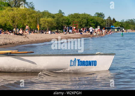 Toronto, CA - 23 Juni 2019: Kleines Boot mit Toronto City logo Verankerung in der Mitte der Insel Strand. Stockfoto