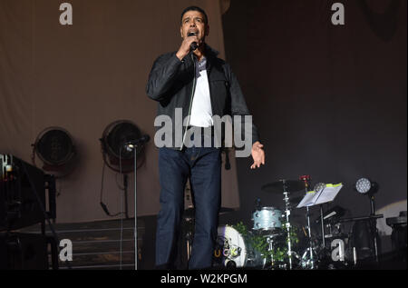 Ehemalige Leeds United footballer und Sky Sports Moderator Chris Kamara Einführung indie Band die Kaiser Chiefs vor ihrer Leistung an der hundertjährigen Feiern an der Elland Road in Leeds, UK. Mit: Chris Kamara Wo: Leeds, Großbritannien Wann: 08 Jun 2019 Credit: Graham Finney/WANN Stockfoto