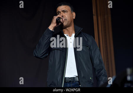 Ehemalige Leeds United footballer und Sky Sports Moderator Chris Kamara Einführung indie Band die Kaiser Chiefs vor ihrer Leistung an der hundertjährigen Feiern an der Elland Road in Leeds, UK. Mit: Chris Kamara Wo: Leeds, Großbritannien Wann: 08 Jun 2019 Credit: Graham Finney/WANN Stockfoto