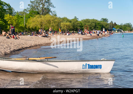 Toronto, CA - 23 Juni 2019: Kleines Boot mit Toronto City logo Verankerung in der Mitte der Insel Strand. Stockfoto