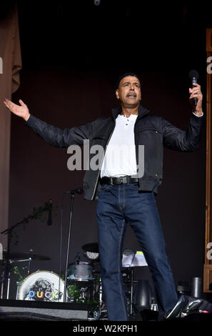 Ehemalige Leeds United footballer und Sky Sports Moderator Chris Kamara Einführung indie Band die Kaiser Chiefs vor ihrer Leistung an der hundertjährigen Feiern an der Elland Road in Leeds, UK. Mit: Chris Kamara Wo: Leeds, Großbritannien Wann: 08 Jun 2019 Credit: Graham Finney/WANN Stockfoto