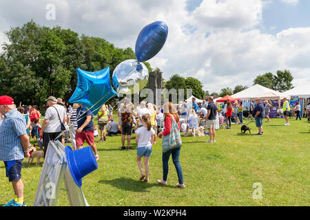 Schild mit Sparkly top hat und Luftballons an der Stockton Heide Festival 2019 Stockfoto