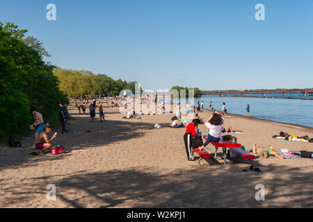 Toronto, CA - 23. Juni 2019: Menschen mit einem warmen Sommertag am Strand in der Mitte der Insel. Stockfoto