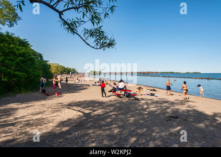 Toronto, CA - 23. Juni 2019: Menschen mit einem warmen Sommertag am Strand in der Mitte der Insel. Stockfoto