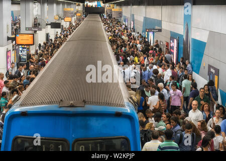 Rio de Janeiro, Brasilien - 07. November 2016: Eine Masse von Menschen an der Metrostation Botafogo bei rush hour wieder nach Hause nach einem Arbeitstag zu erhalten Stockfoto