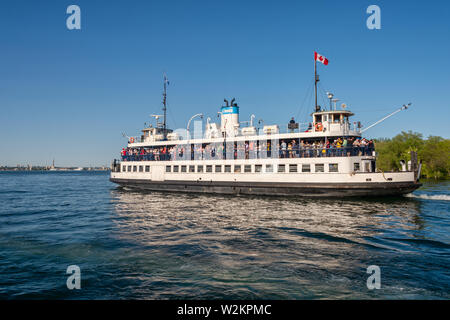 Toronto, CA - 23. Juni 2019: Fähre auf dem Weg nach Toronto Harbour. Stockfoto