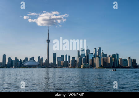 Toronto, CA - 23. Juni 2019: Toronto Skyline im Sommer von Toronto Islands. Stockfoto