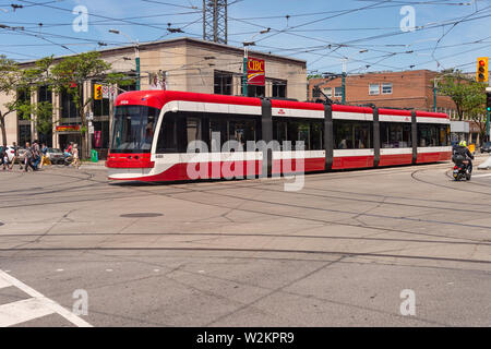 Toronto, Kanada - 22. Juni 2019: Flexity Outlook Straße Auto in der Innenstadt von Toronto, Spadina Avenue Stockfoto