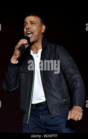 Ehemalige Leeds United footballer und Sky Sports Moderator Chris Kamara Einführung indie Band die Kaiser Chiefs vor ihrer Leistung an der hundertjährigen Feiern an der Elland Road in Leeds, UK. Mit: Chris Kamara Wo: Leeds, Großbritannien Wann: 08 Jun 2019 Credit: Graham Finney/WANN Stockfoto