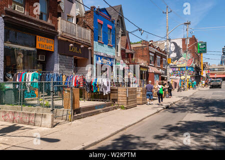 Toronto, Kanada - 23. Juni 2019: Geschäfte auf Kensington Avenue im Kensington Viertel Stockfoto