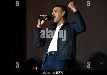 Ehemalige Leeds United footballer und Sky Sports Moderator Chris Kamara Einführung indie Band die Kaiser Chiefs vor ihrer Leistung an der hundertjährigen Feiern an der Elland Road in Leeds, UK. Mit: Chris Kamara Wo: Leeds, Großbritannien Wann: 08 Jun 2019 Credit: Graham Finney/WANN Stockfoto