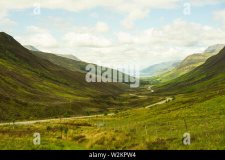 Nach unten schauen. der A832 nach Kinlochewe und Loch Maree in der Ferne. Wester Ross, Highland, Schottland, UK. Stockfoto