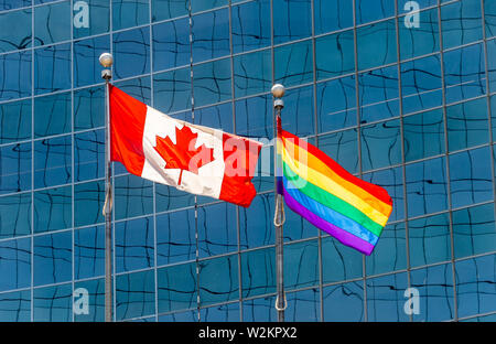 Kanadische Flagge neben Regenbogen Flagge in Toronto, Kanada Stockfoto