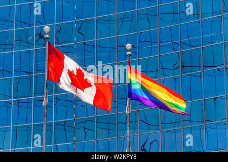 Kanadische Flagge neben Regenbogen Flagge in Toronto, Kanada Stockfoto