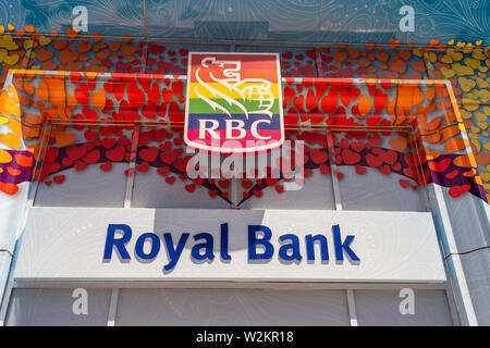 Toronto, CA - 23. Juni 2019: Königliche Bank von Kanada Fassade der Regenbogen Farben zeigt stolz Monat in Toronto, Kanada zu feiern. Stockfoto