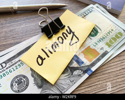 Zahlungen Alimente. Haufen Dollar mit Vorzeichen Alimente und Geld. Scheidung und Trennung Konzept Stockfoto