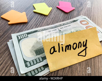 Zahlungen Alimente. Haufen Dollar mit Vorzeichen Alimente und Geld. Scheidung und Trennung Konzept Stockfoto