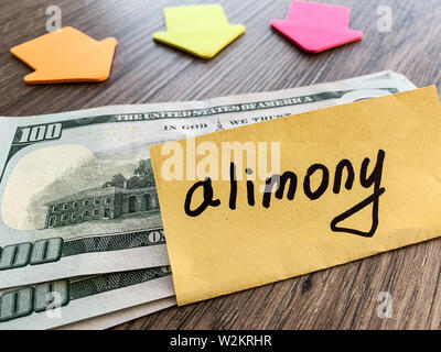 Zahlungen Alimente. Haufen Dollar mit Vorzeichen Alimente und Geld. Scheidung und Trennung Konzept Stockfoto