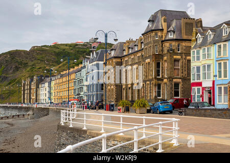 Aberystwyth Gehäuse auf North Beach Stockfoto