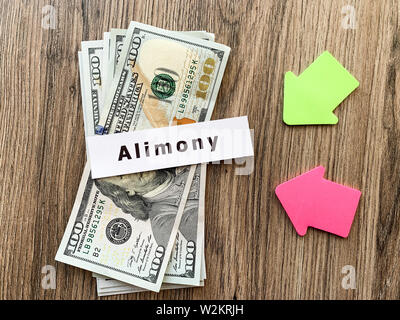 Zahlungen Alimente. Haufen Dollar mit Vorzeichen Alimente und Geld. Scheidung und Trennung Konzept Stockfoto
