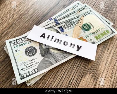 Zahlungen Alimente. Haufen Dollar mit Vorzeichen Alimente und Geld. Scheidung und Trennung Konzept Stockfoto
