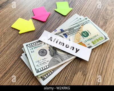 Zahlungen Alimente. Haufen Dollar mit Vorzeichen Alimente und Geld. Scheidung und Trennung Konzept Stockfoto