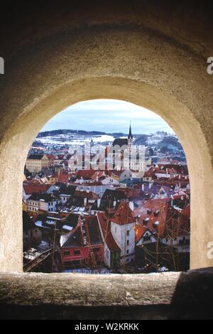 Cesky Krumlov - durch die Mauern der Burg Stockfoto