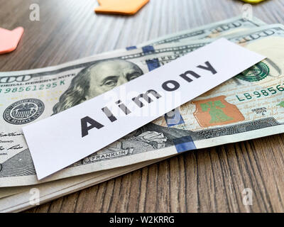 Zahlungen Alimente. Haufen Dollar mit Vorzeichen Alimente und Geld. Scheidung und Trennung Konzept Stockfoto