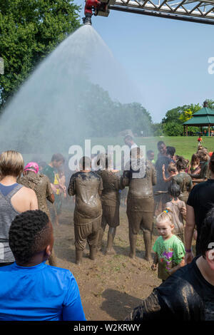 Westland, Michigan - Kinder im Alter von 12 und jünger im Schlamm im Rahmen des jährlichen "Jugend Schlamm Day' von Wayne County Parks organisiert gespielt. Danach wird der Stockfoto