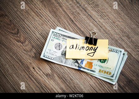 Zahlungen Alimente. Haufen Dollar mit Vorzeichen Alimente und Geld. Scheidung und Trennung Konzept Stockfoto