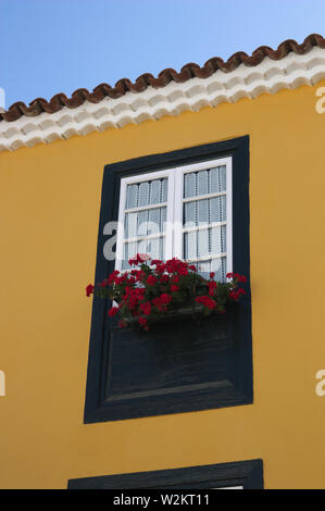 Äußere Detail eines typischen Fenster der traditionellen Häuser der Insel Teneriffa, Spanien Stockfoto