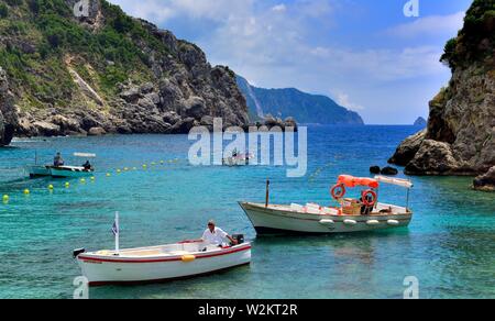 Touristische Schiffer eine Pause von Touristen auf Touren zu den Höhlen, Agios Spiridon Strand, Agios Spiridon Bay, Paleokastritsa, Korfu, Griechenland, Stockfoto