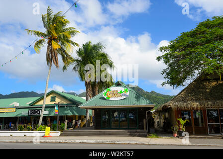 Malerische Reihe von Geschäften mit Kokospalmen an Avarua, Rarotonga, Cook Inseln, Polynesien Stockfoto