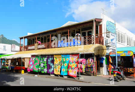 Läden mit bunten Kleider zu Avarua, Rarotonga, Cook Inseln, Polynesien Stockfoto