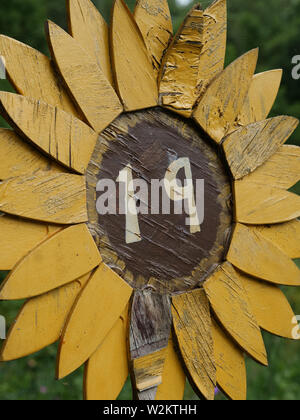 Holz- Sonnenblume mit der Nummer 19 im Garten gefunden. Stockfoto