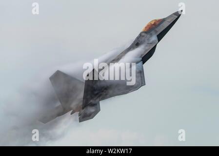 Us Air Force Maj. Paul Lopez Pilot mit der F-22 Stealth Fighter demonstration Squadron, zieht sein Flugzeug in einen vertikalen Aufstieg während der Battle Creek Bereich der Flug air show Juli 7, 2019 in Battlecreek, Michigan. Stockfoto