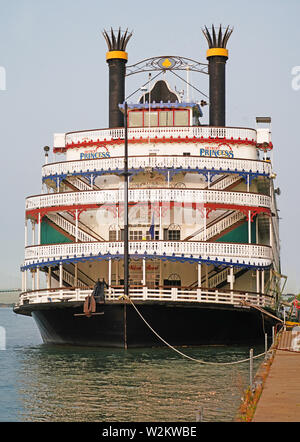 Die fünf-deck Detroit Prinzessin Riverboat auf dem Detroit River angedockt ist und sich zwei Stunden Mittag- und Abendessen Kreuzfahrten. Stockfoto