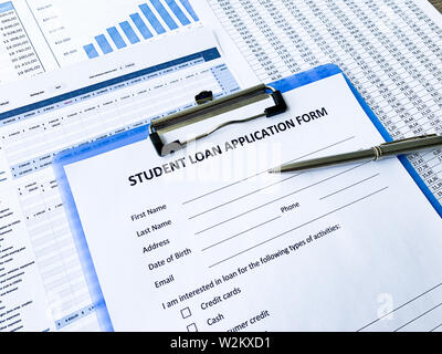 Student Loan application form Dokument auf Tisch Stockfoto