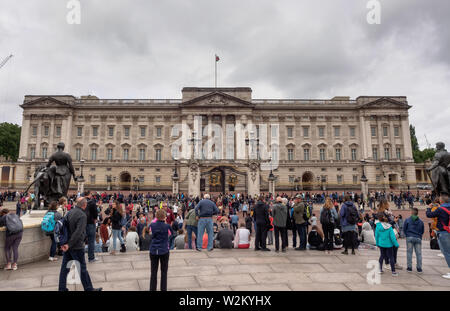 Touristen vor dem Buckingham Palace in London, Großbritannien Stockfoto