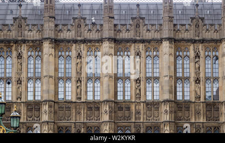 Detaillierte Architektur Foto der Palast von Westminster in London, Großbritannien mit Kamera für die Überwachung installiert Stockfoto