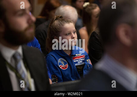 Juli 9, 2019 - Washington, District of Columbia, USA - Amelia Gillespie, 9 Jahre alt, hört auf das Zeugnis des Data Analyst, Luft- und Raumfahrt Ingenieur Forscher der NASA Dr. Christine Darden, Präsident und Chief Executive Officer der Koalition für Deep Space Exploration Dr. Mary Lynne Dittmar, Autor von Rocket Boys Homer Hickam, Flight Director von Apollo 11 Gene Kranz, und Präsident der kommerziellen Raumfahrt Föderation Eric Stallmer während eines Unterausschusses für Luft- und Raumfahrt Anhörung auf dem Capitol Hill in Washington, DC, USA am 9. Juli 2019. (Bild: © stefani Reynolds/CNP über ZUMA Draht) Stockfoto