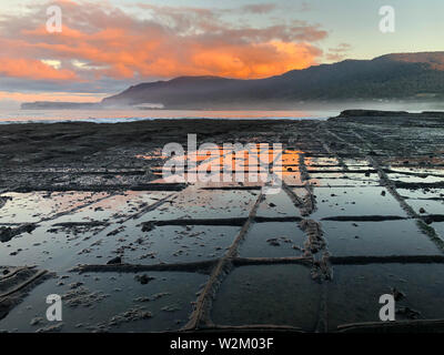 Sonnenuntergang über dem Tesselliert Bürgersteig, Tasman Halbinsel, Tasmanien Stockfoto