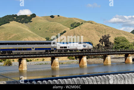 Caltrans Amtrak Zug über Kalifornien Alameda Creek, Alameda County. Stockfoto