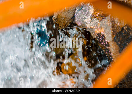 Wasser hetzen, über Felsen zwischen Brücke Latten Schuß Stockfoto