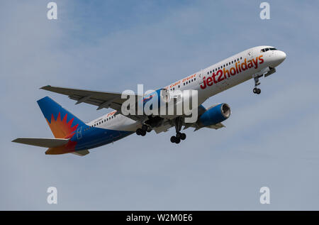 Ein Jet2 Boeing757-200 zieht aus Manchester International Airport (nur redaktionelle Nutzung) Stockfoto